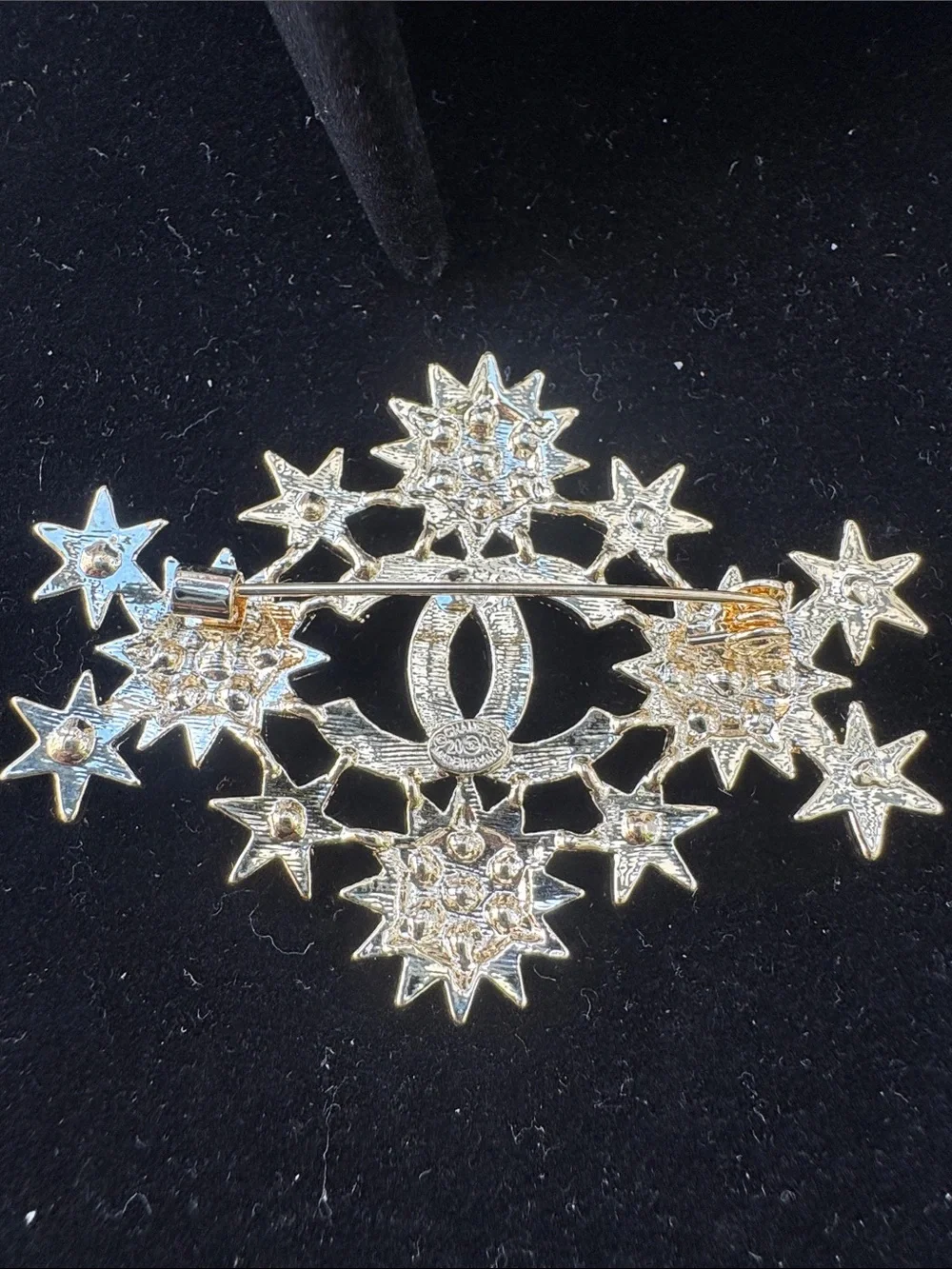 Brooch elegant gold